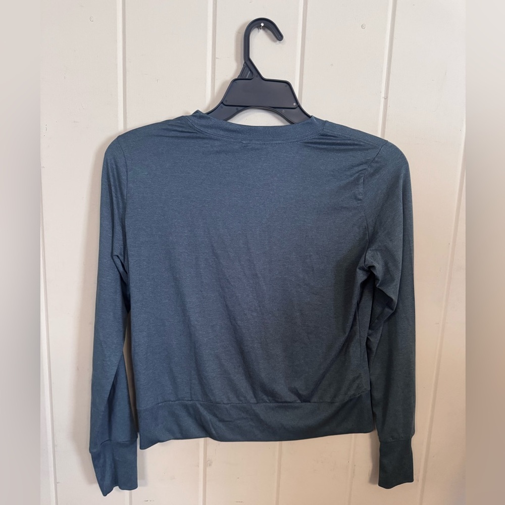 Vuori Women’s Long Sleeve Crewneck Top in Slate Blue - Picture 5 of 5